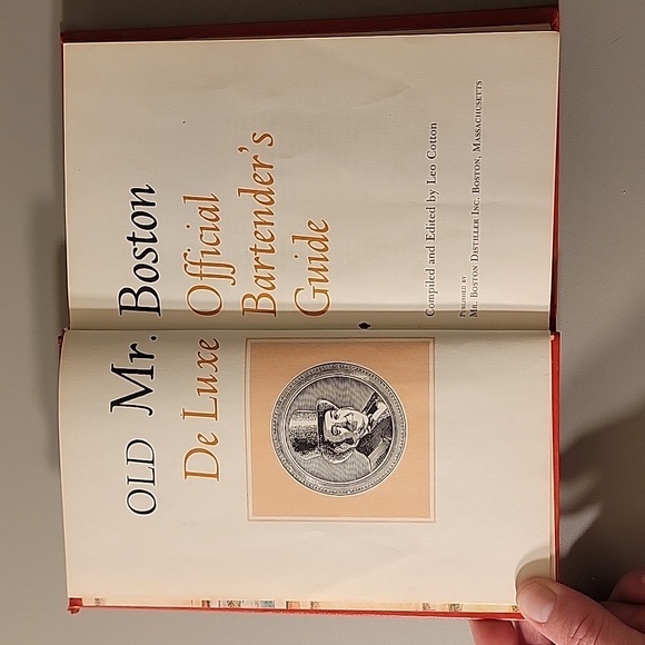 Old Mr. Boston DeLuxe Offical Bartender's Guide - Picture 2 of 2